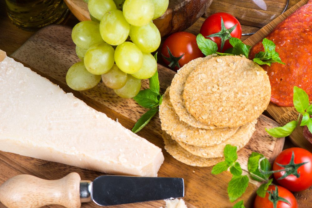 Oatcakes with cheese, grapes and tomatoes