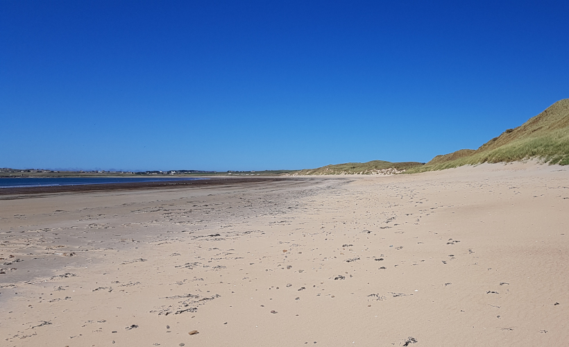 Blue skies over Dunnet Bay beach in Caithness