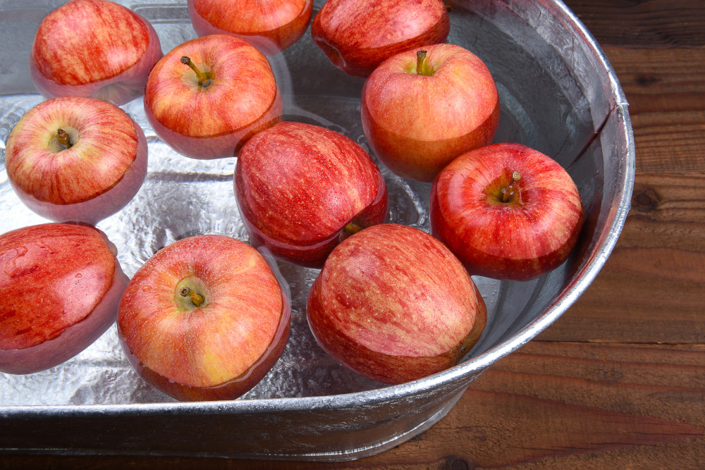 Apples floating in water, ready for apple dooking